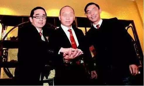 ▲图片中间为周黑鸭创始人周富裕