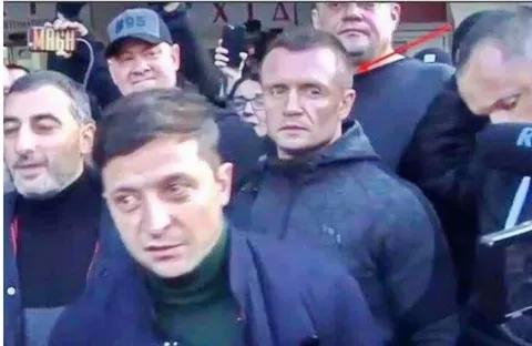 ↑泽连斯基参加竞选时，顿涅茨开始出现在其身后