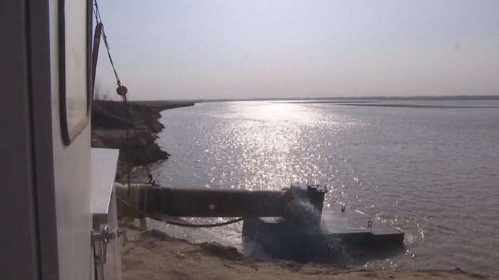 封丘县李庄镇黄河滩区正在引黄灌溉。李学胜摄