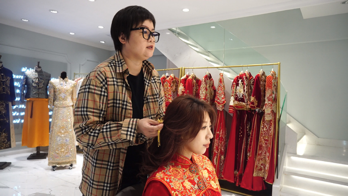 为新人试妆，挑选配饰