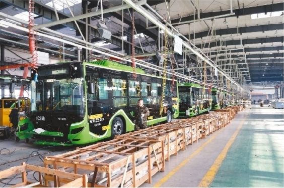         在曙光汽车集团黄海新能源生产基地总装车间 ，工人们正在进行车辆装配。                  艾立朕  摄