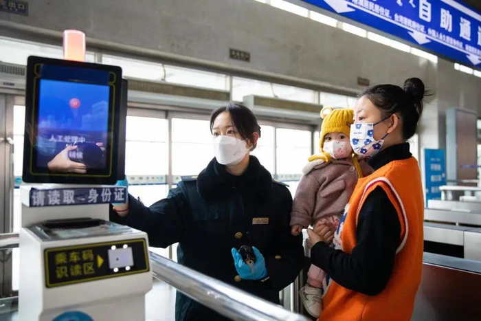 Q：一位成年旅客可以带几个免费乘车儿童？