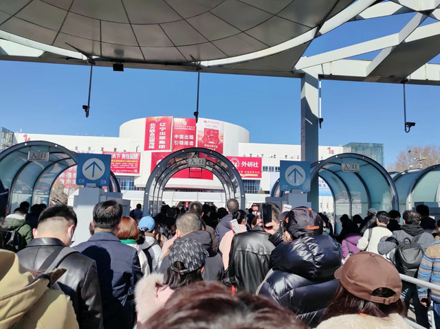 人潮涌动的第35届北京图书订货会入场现场。（商重明 摄）