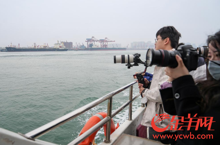 2月24日，记者们在船上远眺湛江港。羊城晚报全媒体记者 梁喻 摄