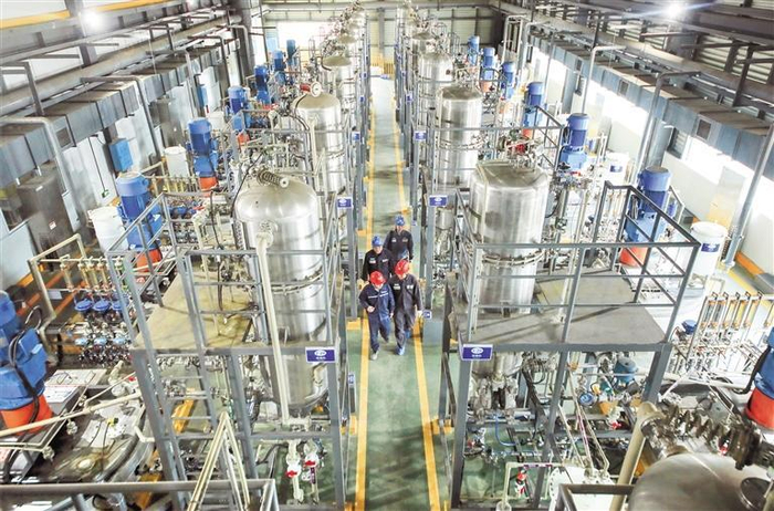     南方电网员工在铜仁市新能源电池材料厂开展节能和安全用电保障服务。  黄源 摄