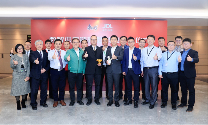 　　康师傅与京东物流双方团队合影