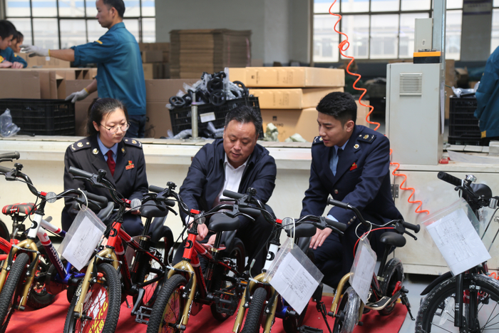 税务干部到童车企业了解生产经营情况（孔祥奎摄）