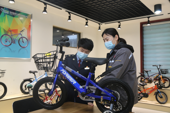 税务干部到童车企业宣讲政策。（孔祥奎摄）