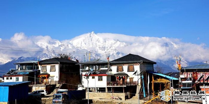 德钦县升平镇雾浓顶小组藏式民居与雪山相映成趣_手机新浪网