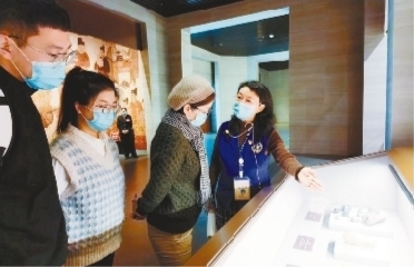         辽博志愿者正在为观众讲解“辽代陶瓷精品展”。（受访者供图）