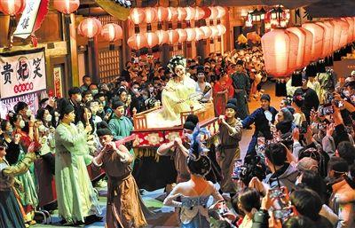 游客观看长安十二时辰主题街区表演。记者 邹竞一 摄