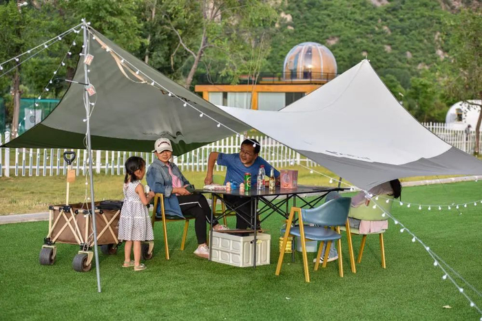 游客在位于太行山区的河北涉县太行红河谷一处房车露营地露营（2022年5月29日摄）。新华社记者 朱旭东 摄