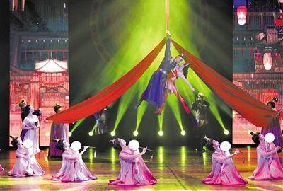 西安战士战旗杂技团创作的杂技剧《星光灿烂之如梦长安》。记者 梁爱平 摄