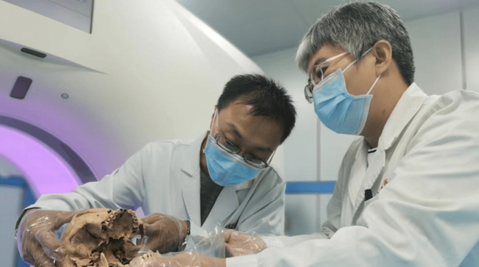 医学专家在为山西大同云州吉家庄遗址出土的头骨做三维检测（图片来源：山西省文物局官网）