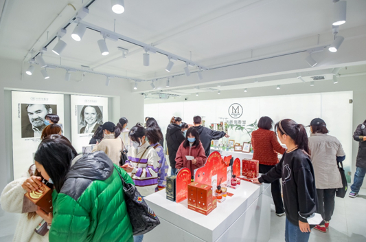 名创优品首个香氛博物馆落地成都春熙路