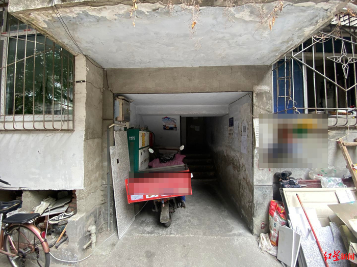 ▲小区楼道堆放的杂物