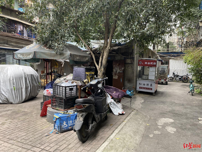 ▲小区堆放的杂物