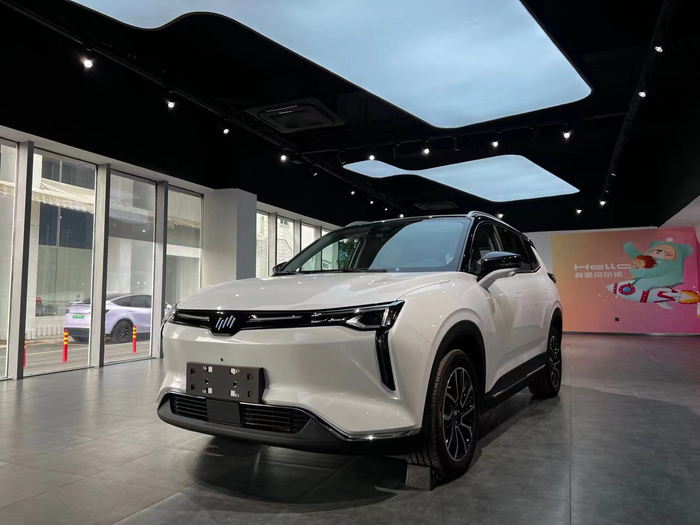 温州龙湾区某经销店内摆放的威马W6。时代财经摄