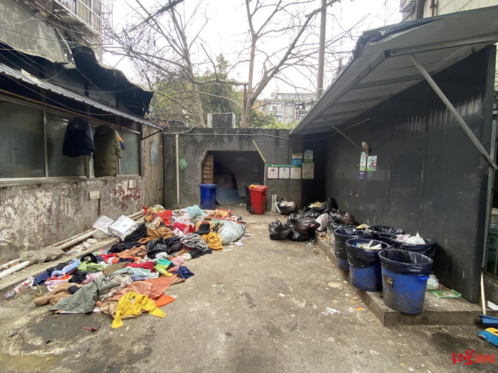 ▲小区堆放的垃圾