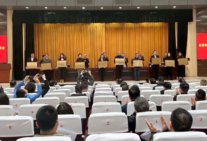 九龙坡区乡村振兴先锋集体颁奖现场。九龙坡区农业农村委供图