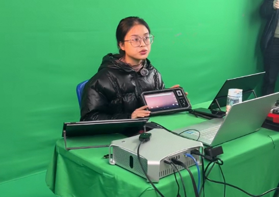 　　图：深圳硕腾科技的海外新媒体团队在跨境直播