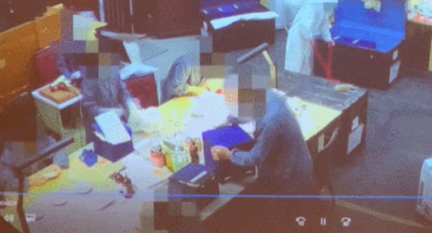 △ “清乾隆 青花花卉盘”损坏过程