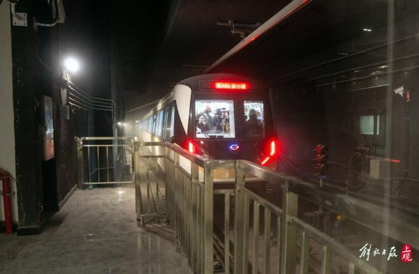 10点30分，试运行的苏州地铁11号线到达花桥站。