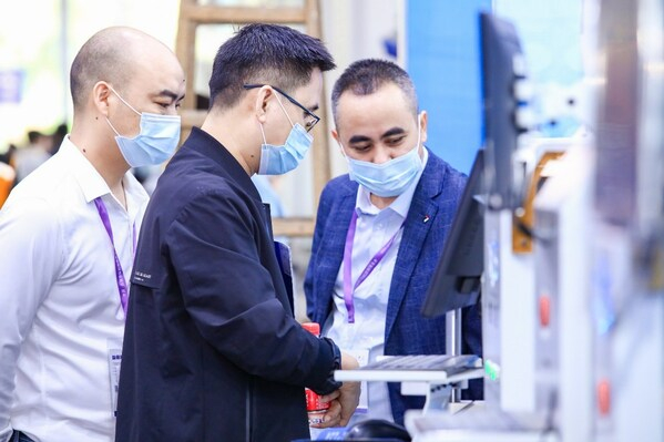 　　促厂商成交，谋行业发展。3月18日第28届古镇灯博会璀璨绽放