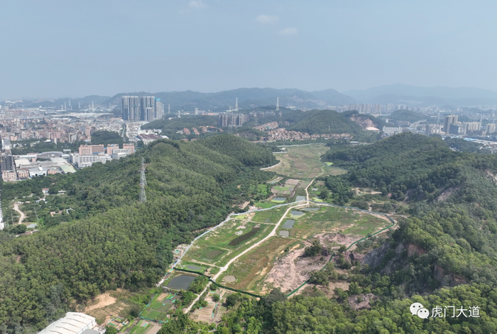 ▲长龙路主要沿右边山体的山脚修建（资料图）