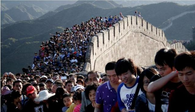 ▲黄金周也导致景区人流拥挤，引发巨大争议。  图片来源：新华网