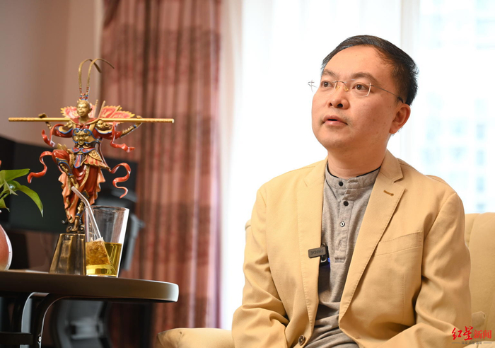 ↑蔡磊接受记者采访 红星新闻记者 王红强 摄