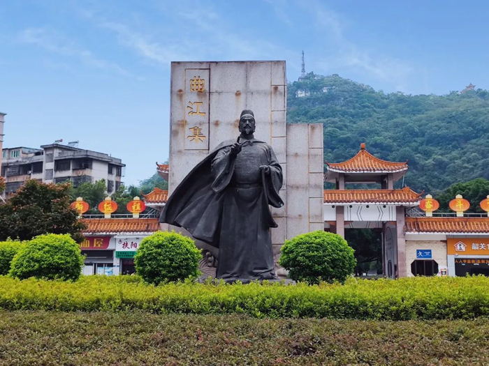 曲江人民公园正门前的张九龄像（图片来源：韶关市曲江区史志办）