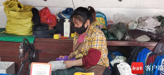 　　图为刘正花在给客户擦鞋