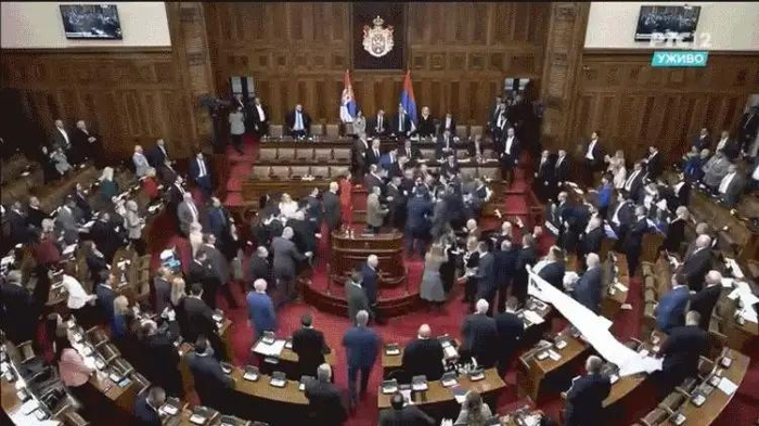 本月初，塞尔维亚议会反对派因“法德提案”问题大闹议会 图自：塞尔维亚国家广播电视台