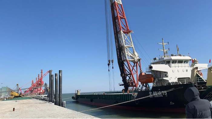 （2个万吨级泊位年中建成  财联社记者  摄）