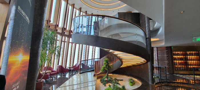 泉客厅一角，黑珍珠精致美食，不仅菜品精致，就餐环境也要精致