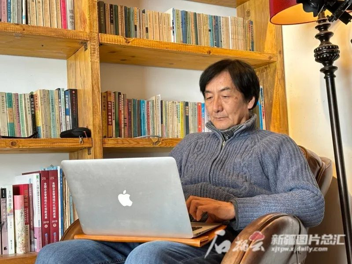 2月19日，赵康林在家中一角安静写作。石榴云/新疆日报记者刘一鸣摄