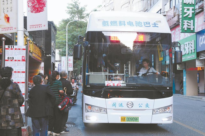     2019年，搭载雪人股份研发的氢燃料系统的两款客车成为长乐616路公交车。（资料图片）