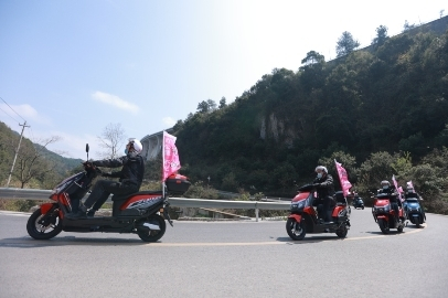 　　图注:爱玛劲霸F692爬坡有力