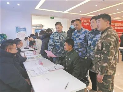 退役军人来到招聘会现场专席展台前，咨询招聘岗位。 段艳梅摄
