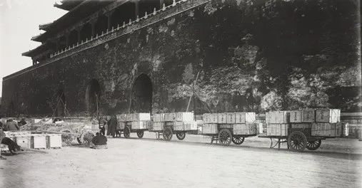 △故宫文物装箱运出紫禁城（图自故宫博物院官网）