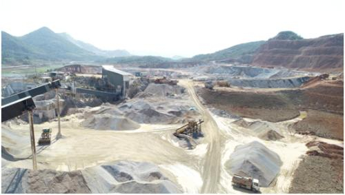 天寅矿业挖机及铲车作业未采取喷淋降尘措施 来源：江西省生态环境厅