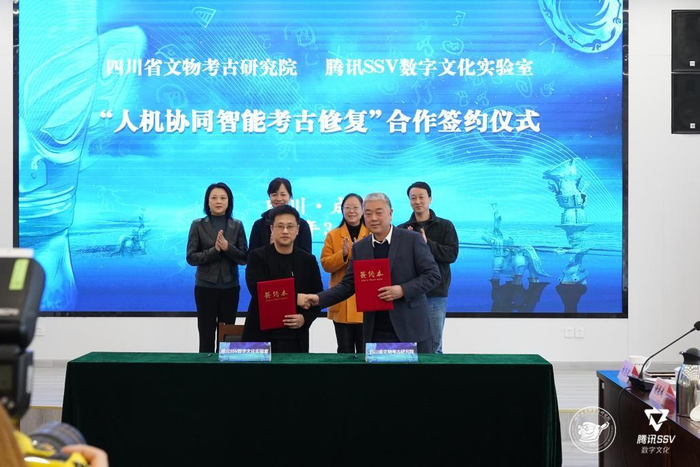 　　腾讯SSV数字文化实验室负责人舒展博士和四川省文物考古研究院院长唐飞代表双方签约
