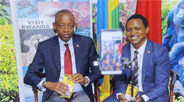 　　图：此前eWTP携手卢旺达驻华大使通过直播推广卢旺达咖啡