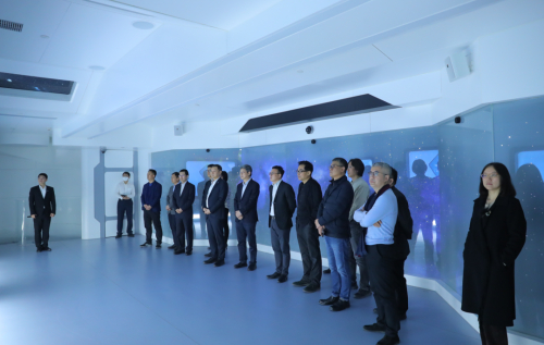 　　参观广联达数字建筑展厅