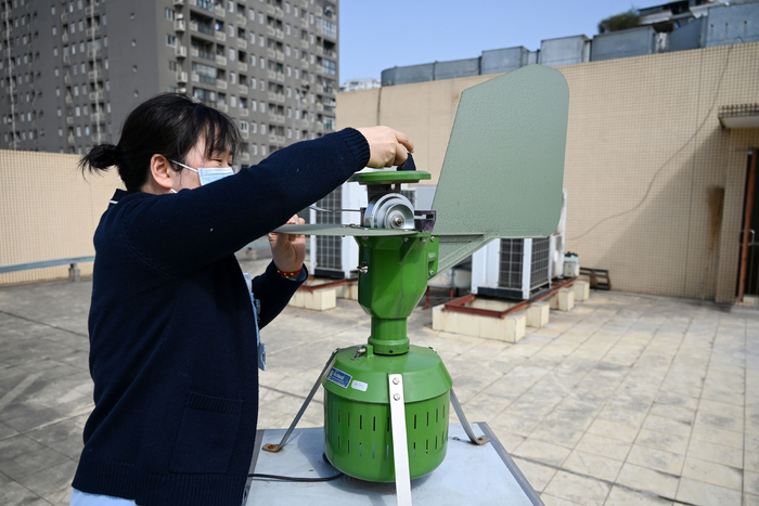 ▲四川大学华西医院耳鼻咽喉头颈外科技师贾巧茹正在提取花粉收集器中的样本