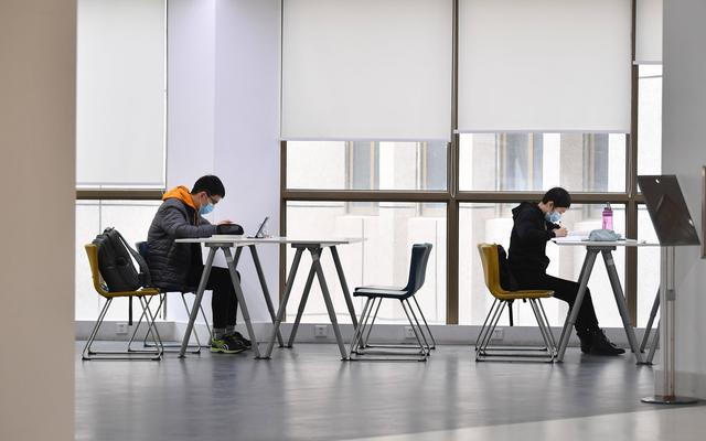▲资料图：2022年1月29日，留校学生在西安交通大学兴庆校区图书馆自习。图文无关。图/新华社