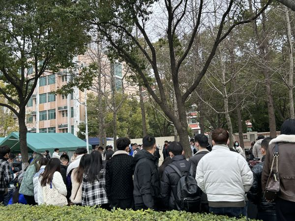 陆续前来面试进厂的人占满了整条道路 丁文婷 摄