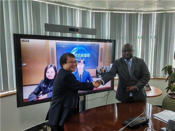 　　图：卢旺达投资发展局与阿里国际站签署电商合作协议，浙江省商务厅副厅长张钱江见证签约