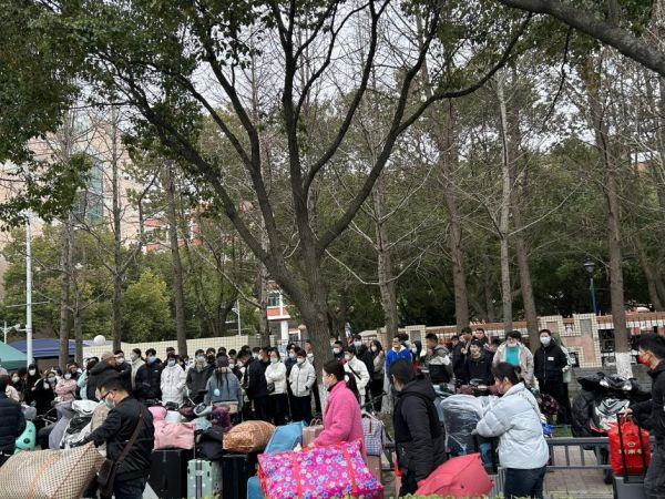 富士康员工招募中心门口等待面试的人 丁文婷 摄